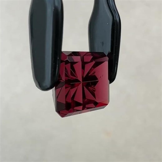 Rhodolite Garnet Starbrite™ Cut 8.03 carats #johndyergems #rhodolitegarnet #garnetring