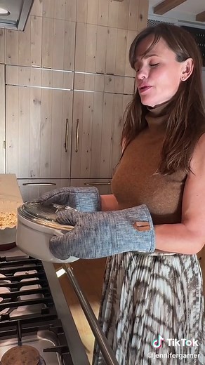 #PretendCookingShow: Caramel Corn. 🍁🍿 Our neighbor, Helen, used to make this for my sisters and me every autumn. I misplaced the notecard with her original recipe, but this one tastes just like Mrs. Epps’ and just like fall.