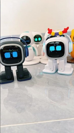 Robot team eilik and emo dancing