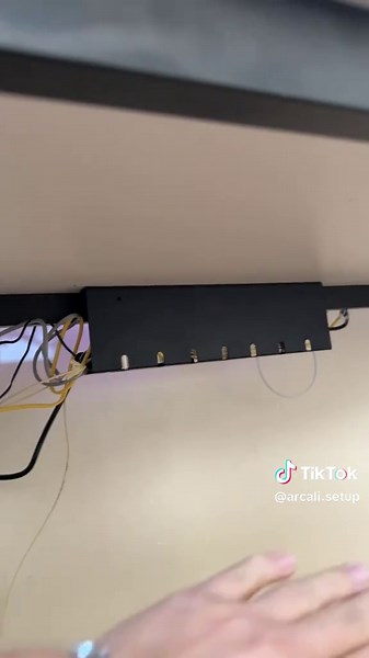 kablo düzeni soranlar olmuş, bunun gibi bir yöntem uygulayabilirsiniz. #setup #gamer #kablodüzenleyici #gamingsetup