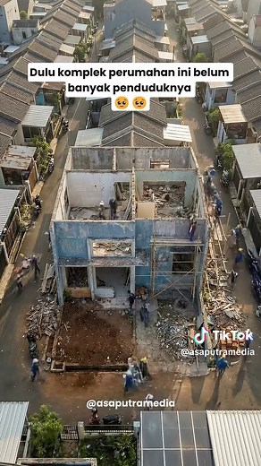 Kisah renovasi rumah subsidi peninggalan orang tua yang penuh kenangan, awalnya ini adalah 2 rumah subsidi type 36 yang di renovasi menjadi satu dan ditingkatkan menjadi 2 lantai, renovasi kali ini mempertahankan sebagian besar struktur rumah lama dan merapihkan struktur dan cat yang sudah rusak plus ditambahkan rooftop agar lebih fresh dan cozy Bagaimana menurut kalian project renovasi ini? #renovasirumahsubsidi #renovasi #rumahsubsidi #rumahtipe36 #rumahrooftop