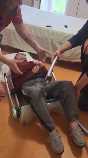 démonstration de la chaise RAIZER avec notre complice Guy. | Ehpad Le Logis des Charrières Chaunay