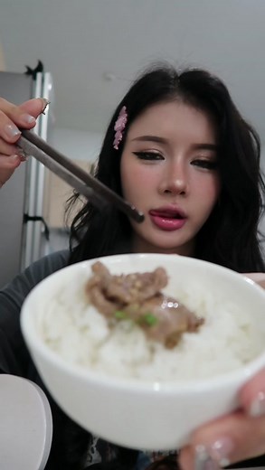Món bò xào ớt chuông và canh bí: Vlog 2