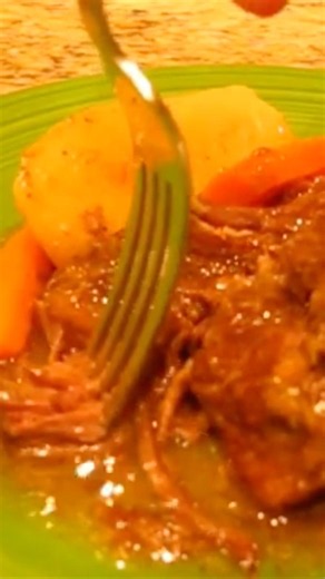 CHUCK ROAST W/ POTATO 🥔 CARROTS 🥕ONIONS 🧅 So YUMYY 😋 #foodie #baking #meat #vegetables #tutorial
