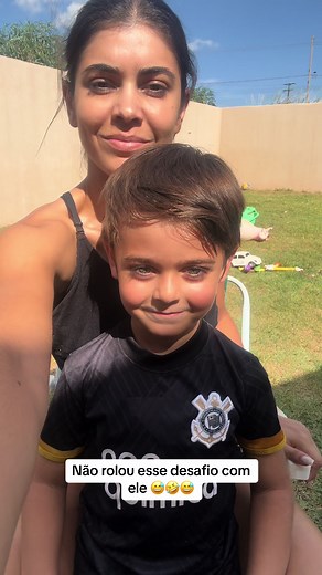 Menino Sério em Desafio Divertido: Quem Vence?