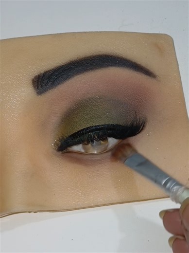 Step-by-Step Eye Makeup Tutorial for Beginners