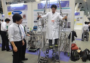 Human Powered Bipedal Walking Robot (Video)