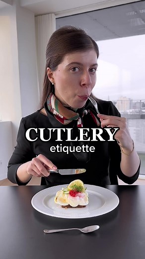 How to properly hold knife and fork? 🍴#etiquette #etiqueta #manners #tablemanners #cutleryetiquette #elegance #elegantlady #cutlery #howtoeatproperly #etiquettetips