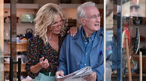 Clémentine Célarié et Bernard Le Coq jouent les détectives en herbe dans la série “Enquête en famille” - RTBF Actus