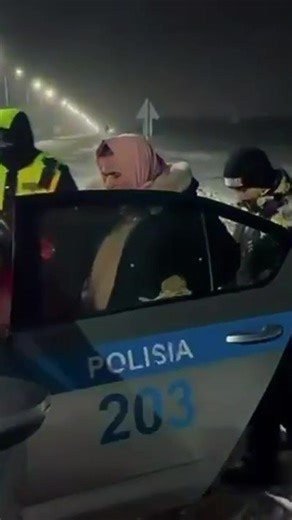 📰Газета "Актюбинский вестник"🖊 on Instagram: "🚌 Эвакуировали 46 пассажиров международного рейса 👶 Среди пассажиров — пятеро детей. Людей временно поместили в центральной мечети села имени Темирбека Жургенова. ❄️ 16 января, на 89-м километре автомобильной дороги республиканского значения Костанай – Рудный – Денисовка – Комсомольское – Карабутак остановился пассажирский автобус Van Hool, следовавший по маршруту Екатеринбург (Россия) – Худжанд (Таджикистан). Оказалось, что в баке автобуса замер