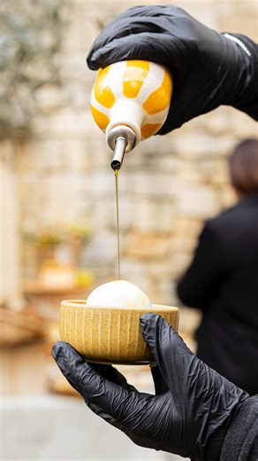Piadina Mia - Traiteur Béziers on Instagram: "Une table vide. Quelques minutes plus tard… la Dolce Vita prend forme. 🇮🇹✨ Chaque détail est pensé pour transformer votre événement en une expérience gourmande, solaire et authentique, entre Méditerranée et gastronomie italienne. 👉 Vous imaginez cette grazing table pour votre événement à Béziers ou dans le Sud de la France ? Écrivez-nous en message privé. #piadinamia #evenement #beziers"