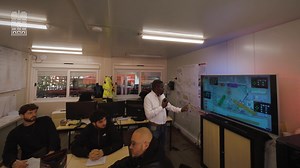 🚧 Découvrez la face cachée du chantier de Notre-Dame ! Au chevet de la cathédrale, la base-vie est le cœur battant du chantier : vestiaires, cantine des compagnons, bureaux de l'établissement public, des architectes et des entreprises, logistique, sécurité… 🦺 Une véritable fourmilière. Suivez-nous ! 🦅 Skunati / 16Prod © Rebâtir Notre-Dame de Paris | Rebâtir Notre-Dame de Paris