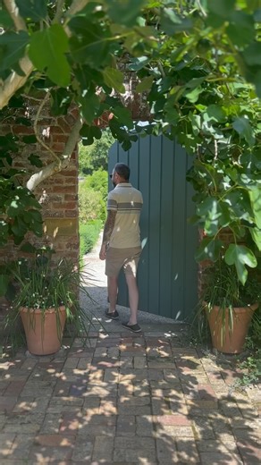 Escape with me to a slice of heaven! 😍 ❓Hands up if you think you could do with a few nights away here to rest, relax and unwind? Fantastic scenery, the perfect roundhouse accommodation, every little detail thought of…down to the homemade marmalade! 🍊 And to top it off, the most gorgeous garden you could ever dream of…what a weekend! 💚 Huge thanks for the beautiful Jenny and Tom from @thelaundrygarden for inviting me to stay at @the_laundry_retreat - what a weekend! Ad / PR Stay #Gardening | 