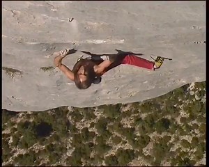 En solo à vue dans Wide is love au Verdon film par Eric Demay pour son documentaire Ticket pour un Taquet à la fin des annèes 90. #climbinginspiration #escalade #freesolo #climbing #rockclimbing #resilience #legacy | Alain Robert