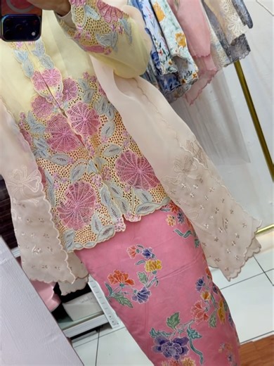 KAMI on Instagram: "Cantikk kan sulam kerancang warna yellow ni! I suka detail sulam ni, nampak premium sangat! 💛🩷 ✨Embroidered Kebaya RM300 Cotton voile Size available: M, L, XL, ✨ Batik Lukis 2.4m Rm180 (If you’d like to add a batik, just let me know and we’ll assist you in matching it with the kebaya) ✨ Selendang Organza Rm180 Whatsapp to order, click link on bio📞"