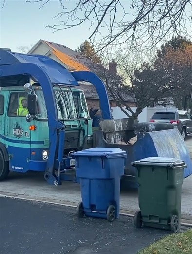 Automated Fall Yardwaste Truck