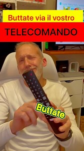 Telecomando perso? 📱 Usa il telefono!”📲 PASSAGGI1️⃣ Scarica l’app Google TV dal Play Store o App Store.2️⃣ Assicurati che lo smartphone e la Smart TV siano connessi alla stessa rete Wi-Fi.3️⃣ Apri l’app Google TV e in basso a destra tocca l’icona del telecomando.4️⃣ Seleziona la tua Smart TV dall’elenco dei dispositivi rilevati.5️⃣ Inserisci il codice di abbinamento che compare sulla TV (solo la prima volta).6️⃣ Ora puoi usare il tuo telefono come un vero telecomando: touchpad per muoverti, ta