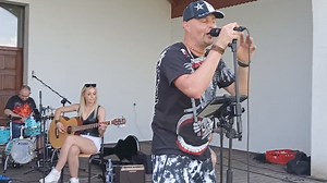 W pięknych okolicznościach przyrody i upalnym słońcu w Bysławiu gra Postulat. | Tygodnik Tucholski