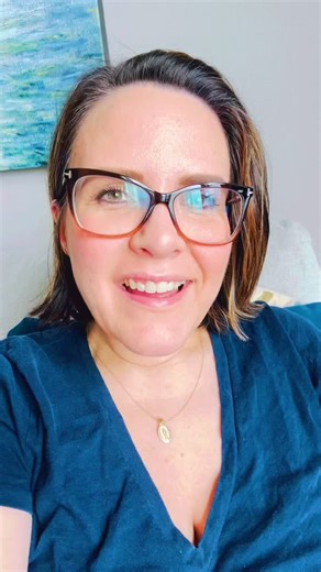 Do you ever see 11:11 on your cell phone? Have you received a call or text message that feels like Spirit communicating with you? Our departed loved ones use our cell phones to deliver messages! What are they trying to say to you? #psychicmedium #theotherside #mediumship | Dallisa Hocking