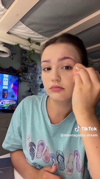 Bella Swan Makeup Tutorial for a Glam Look