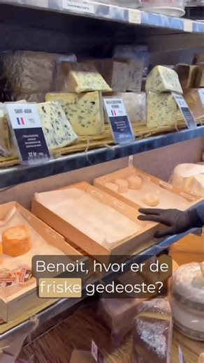 Bon Fromage on Instagram: "Frisk gedeost er tæt forbundet med gedernes naturlige rytme. De fleste geder får deres kid om vinteren, og det er først derefter, de begynder at give mælk. I starten af laktationen – midt på vinteren – er mælken ofte mere mild og fed, fordi gederne stadig er på stald og fodres med hø og vinterfoder. Når foråret kommer, sker der noget vigtigt: Gederne kommer på græs, kosten ændrer sig, og mælken bliver mere aromatisk og levende. Det giver frisk gedeost med mere syre, me