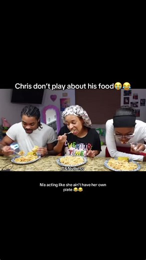 Chris don’t play about his food😭😂 @the PRETTY CRACKHEAD 🎭 @chris_gone_crazy @YT:Allboutlucey💋 #therealnia #fyp #viral #chrisgonecrazy #explorepagee