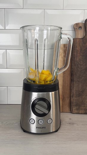 Erfrischender Glow-Drink mit Mango zubereiten