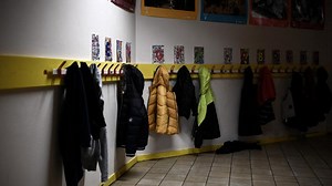 Uniformes, savoirs fondamentaux, Parcoursup... Que proposent Emmanuel Macron et Marine Le Pen pour l'école ? | TF1 Info