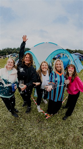 DEICHBRAND Festival on Instagram: "GRUNDSTÜCKE: Ja äh....was die da im Video sagen ❗️ ✅ Nah am Infield ✅ 50qm oder 100qm Fläche ✅ Entspannte Anreise ✅ Abgesteckte Campingfläche ✅ Schild mit eurem eigenen Grundstücks-Namen Ausführliche Infos zu den Grundstücken findet ihr auf der Website und in unserer App, das Ticket gibts im Ticketshop unter "Camping". ⛺️ DEICHBRAND Festival an der Nordsee 16. bis 19. Juli 2026 | Cuxhaven/Nordholz Mit: RISE AGAINST | SDP | ELECTRIC CALLBOY | SCOOTER | MARTERIA 