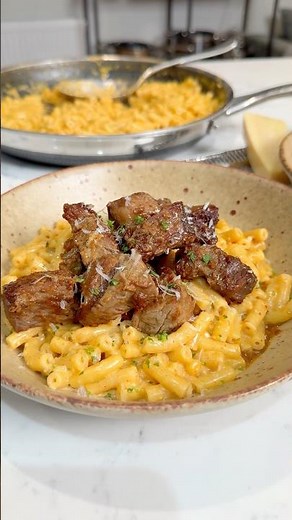 Garlic Butter Steak Bites with Creamy Parmesan Macaroni 😍 full recipe in the description