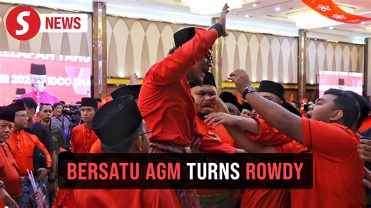 At Bersatu’s annual general assembly, Tan Sri Muhyiddin Yassin denounced attempts to oust party leaders through statutory declarations (SDs), calling them unconstitutional. His speech was briefly disrupted by a delegate’s outburst, leading to a minor scuffle before security intervened. Read more at https://tinyurl.com/ysasxz7y WATCH MORE: https://thestartv.com/c/news SUBSCRIBE: https://cutt.ly/TheStar LIKE: https://fb.com/TheStarOnline | The Star