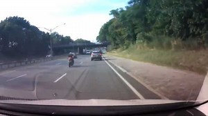 Watch A Complete Idiot Demonstrate How Not To Lane Split