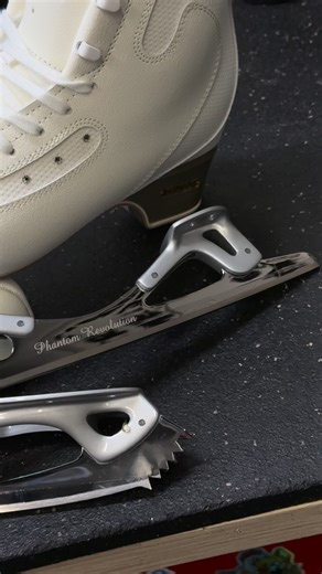 Straight blades are all that we’re in business for 📏 #bsharp #bsharpottawa #figureskate #hockeyskates | b-sharp