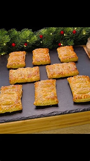 Blätterteig Rezepte / Puff pastry recipes on Instagram: "⬇️ 🇩🇪 Rezept / 🇬🇧 recipe ⬇️ ✨️ Lachstaschen ✨️ Zutaten: • 1 Packung frischer Blätterteig (275 g) • 65 g Kräuterfrischkäse • 100 g Räucherlachs • 1 Ei • Sesamsamen Im vorgeheizten Backofen bei 200°C 20 Minuten lang backen. ✨️ Salmon pockets ✨️ Ingredients: • 1 sheet puff pastry (275 g) • 65 g herb cream cheese • 100 g smoked salmon • 1 egg • sesame seeds Bake in a preheated oven at 200°C for about 20 minutes. #blätterteig #puffpastry #c