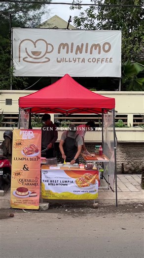 From a simple table to a proper booth. 🌮🍮✨ Ingat banget awal jualan cuma modal meja doang, sekarang udah ada tenda biar kalian lebih nyaman nyamperinnya🥰 Pelan-pelan berproses biar bisa kasih yang terbaik buat kalian✨ Warga Wargi Sidoarjo Mampir yuk, liat 'wajah baru' booth-ku sore ini! 📍 Halaman Cafe Minimo Willyta Coffee, Pondok Jati Sidoarjo ⏰ Buka jam 15.00 - 18.00 See u at the booth!👋🏻 #quesillosidoarjo #lumpiabeefsidoarjo #kulinersidoarjo #jajanviraltiktok #sidoarjokuliner