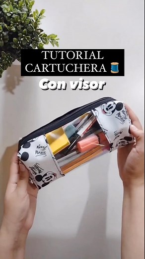 Mentora en Costura | Negocio Creativo | TUTORIAL CARTUCHERA CON VISOR 🧵 Hoy @puntadasconsele nos enseña a realizar esta hermosa cartuchera con visor. Un clásico ❤️ Súper fácil... | Instagram
