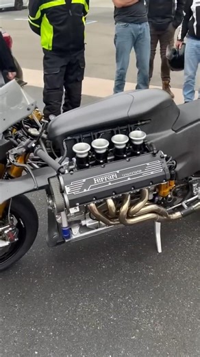 Was? Hat der Ferrari einen Motor? 😲