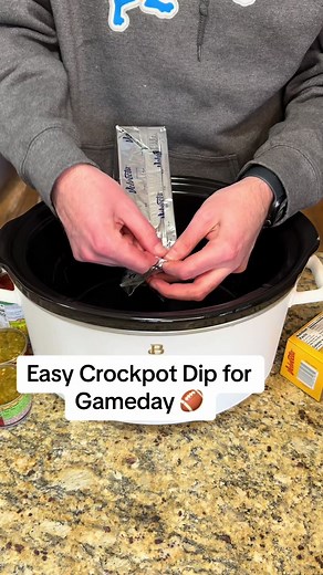 Easy Crockpot Dip for Gameday 🏈