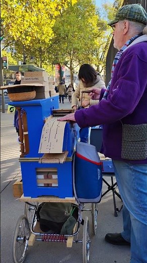Paris sidewalk music🎶(orgue de barbarie) #parisfrance