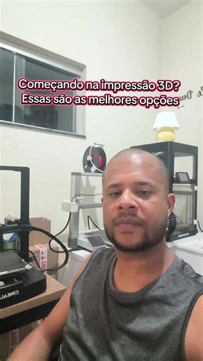 Começando pelo melhor custo-benefício pra quem tem pouco investimento: 🔹 Ender 3 V3 KE Uma das melhores opções pra quem quer começar com cerca de R$2.000. Boa qualidade, velocidade e ideal pra quem tá iniciando e quer aprender na prática. 🔹 Bambu Lab A1 Mini (com ou sem AMS) Já sobe o nível! Mais facilidade de uso, ótima qualidade e opção de impressão colorida com o AMS. Perfeita pra quem quer algo mais automático. 🔹 Bambu Lab A1 (com ou sem AMS) Aqui já é outro nível. Mais robusta, mais conf