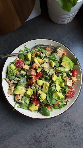 sanja zelenović👩🏼‍🍳 on Instagram: "👩🏼‍💻jedan radni dan sa mnom 🏃🏼‍♀️Jutro sam započela treningom trčanja. U planu je bilo 7km laganim tempom ali sam se preračunala pa je ispalo 8km. 🙌🏼 🥣Kako nisam bila gladna pre treninga, tek nakon trčanja sledi doručak i moje omiljene bounty overnight oats: ▫️3 kašike ovsenih ▫️1 kašika čija semenki ▫️1 kašika kokosovog brašna ▫️1 kašika javorovog sirupa ▫️vanilin ekstrakt ▫️biljno mleko ▫️krem (grčki jogurt, kakao, javorov sirup) ▫️tipinzi (bobičas