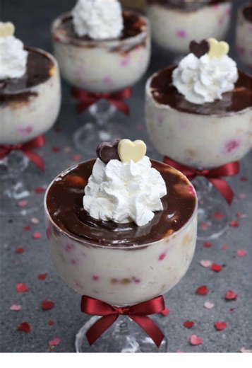 Ëmbëlsirë në Gotë! 🍷🍫🍓 Produktet e kësaj recete i gjeni online me ZBRITJE në Viva Fresh Store. https://online.vivafresh.shop/recipe_details/?id=17 Përbërësit: •\t1 litër Qumësht •\t3 lugë gjelle Niseshte Italianno •\t2 lugë gjelle Miell •\t1 lugë Vanil sheqer •\t1 Vezë •\t8 lugë gjelle Sheqer •\t350ml Krem pana •\t300gr Biskota Italianno •\t300gr Mjedra të ngrira •\t100gr Çokollatë Përgatitja: 1.\tNë një enë, përzieni qumështin, niseshten, miellin, vanil sheqerin, vezën dhe sheqerin. 2.\tZien