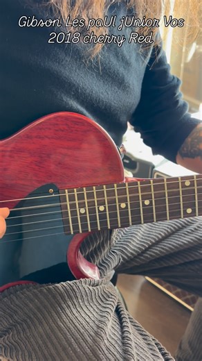 Miraldo Vidal on Instagram: "Gibson Les paUl jUnior Vos 2018 cherry Red @gibsonguitar @gibsoncustom #gibson #love #lespaul #gibsonguitars #clean"