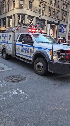 NYPD ESU TRUCK RESPONDING IN MANHATTAN