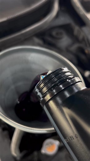 KM HQ Malaysia KM ATF-D6 DEXRON VI 是一种基于 PAO 的全合成 ATF。 它采用 KM 先进纳米技术配制而成，可满足配备湿式离合器系统自动变速箱的各种车辆的性能要求 KM ATF-D6 DEXRON 6 优点： 1.自动变速箱寿命更长 2. 优越的抗震性能 3. 增强驾驶性能 4. 扭矩能力和抗震性能达到更高水平的平衡 5. 延长摩擦耐久性 6.优异的极压抗磨性能，更好地保护变速箱 7. 增强氧化稳定性，延长流体寿命 8. 提高密封件兼容性以更好地防止泄漏 适合于 GM VI/IIIG/IIIH/IID/IIE * JASO 1A/1A LV * 起亚 ATF SPIII * ZF 03D/04D/ 11A/11B/14A/14B/16L/16C * 艾里逊 C4/295/353/ 389 * MB 236.3/ 236.5/236.6/236.7/236.8/236.9/ 236.10/236.11 * 大众/奥迪 G 052 025 A2/G 052 162/G 052 990/G 055 025 * 丰田 TYPE D-II/T-III/T-I