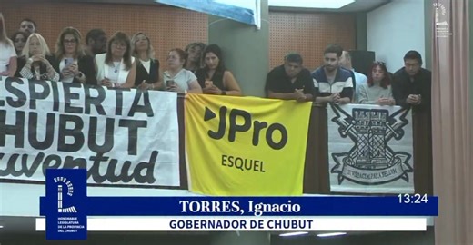 Ordinario es guitarrear como lo hiciste vos ayer Ignacio Torres… vendiendo humo! Como si estuvieras en una peña de fin de semana entre amigos tontos y encima comiéndote todas las “S”. Solo demostraste que estás rascando el fondo de la olla del desagradable desaguisado que armaste, teniendo a la educación, seguridad y salud con ingresos de miseria en Chubut. Mientras, desde el 30/07/23 en adelante, te la pasaste de joda paseando por toda la TV argentina, delirándote varias decenas de miles de mil