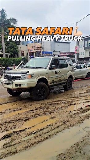 TATA SAFARI TO THE RESCUE! 💪 Loaded truck stuck in deep mud? No problem. This 27-year-old SUV shows why it’s still the king of rough roads. One strong pull, and the truck is free! 🙌 Desh ka asli loha – TATA SAFARI 🔥 Video Credit & Rescuers = . #retrorydz #tata #tatamotors #tatasafari #tatasafaristorme #4x4 | Retro Rydz