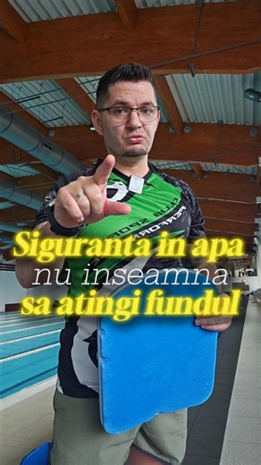 Mulți cred că ești „în siguranță” doar dacă atingi fundul bazinului. Realitatea? Dacă te bazezi pe fund… ajungi fix pe fund. 😄 Siguranța adevărată nu vine din cât de mică e apa, ci din cât de bine plutești. Când corpul tău învață să stea sus, adâncimea devine doar un detaliu. Nu mai e panică, nu mai e agitație — apa te ține, nu te trage. Și momentul în care simți că ai control total? E genial. E ca și cum ți se aprinde un bec: „Ah, deci AȘA trebuia să fac!” 💡💦 👉 Dacă vrei să nu te mai uiți o