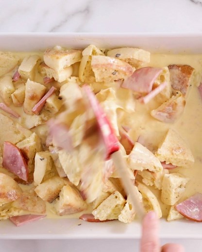 33K views · 179 reactions | This clever egg bake takes its flavor and ingredient cues from classic Eggs Benedict—think English muffins, Canadian bacon, eggs, herbs and hollandaise. Make-Ahead Eggs Benedict Casserole recipe: https://www.bettycrocker.com/recipes/make-ahead-eggs-benedict-casserole/f9ac5092-4d75-4052-b95e-622601830b0b?utm_medium=social&utm_source=facebook&utm_campaign=01_2019_standard?mktgimp=PANCAKEDRYMX | Betty Crocker | Facebook