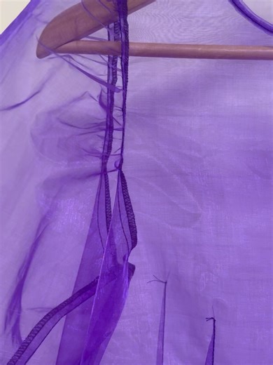 @calico_bottega_sartoriale on Instagram: "Quando le cuciture combaciano sul manichino. 💜 Come sartoria indipendente siamo onorate di avere un nuovo strumento per i nostri studi e continue sperimentazioni, il manichino di @alvanoninc ci sta regalando infinite opportunità! L’abito Matilde in questo scampolo di organza dal bellissimo punto di viola è una nuvola di trasparenza che ha richiesto per la sua realizzazione ben tre tipologie di macchine diverse e continui scambi di filo (non aveva